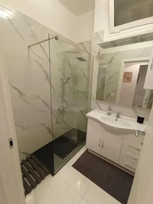 Photo 3 of 10, Andrea Central Apartment