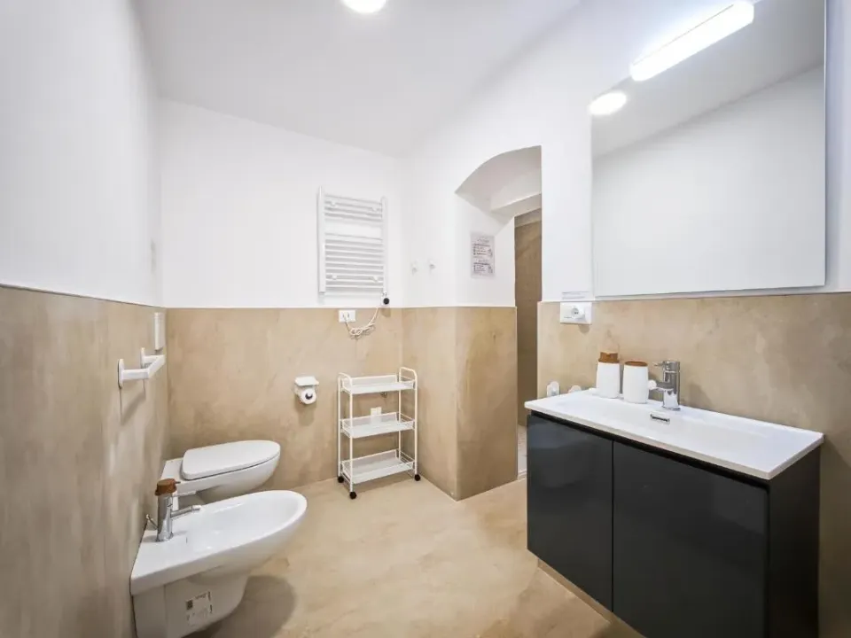 Photo 5 of 10, Amazing House