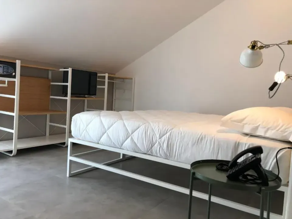 Photo 3 of 10, IRON Hotel