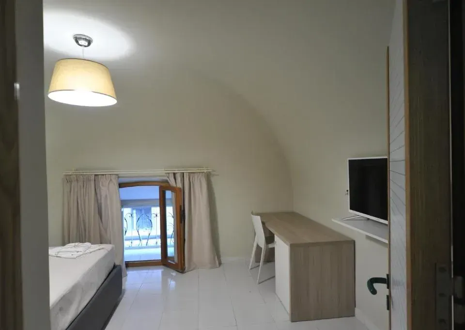 Photo 1 of 10, Gatto Bianco House