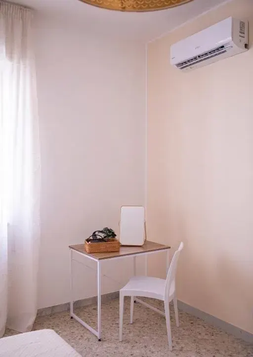 Photo 6 of 10, Green rooms