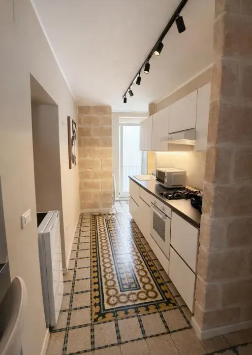 Photo 4 of 10, Bari LandLord 71 - Private Balcony Suites