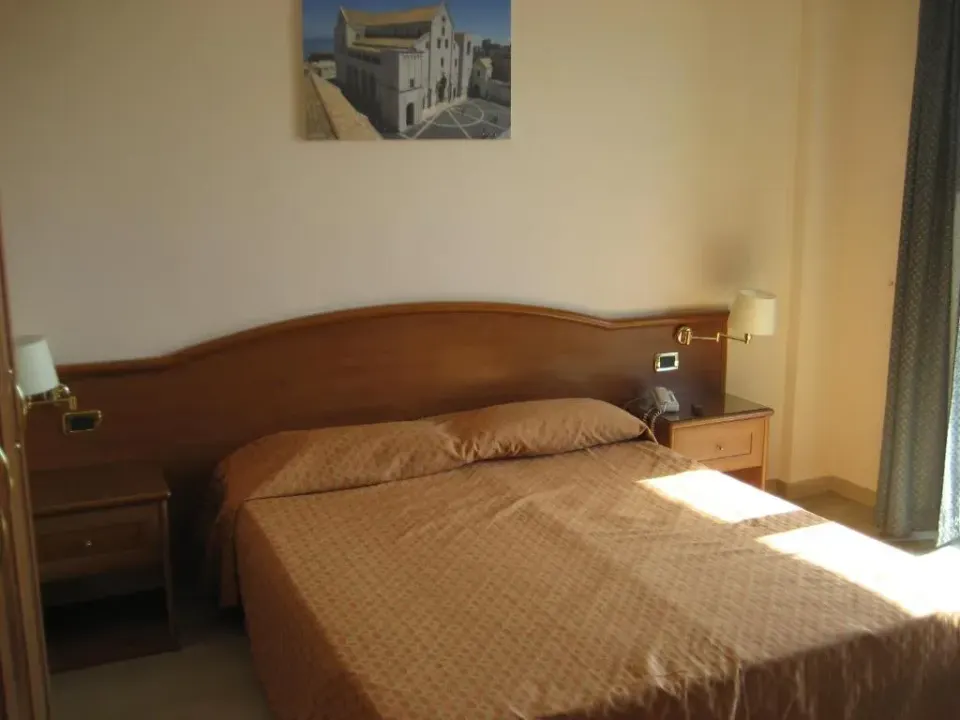 Photo 1 of 10, Campus Hotel