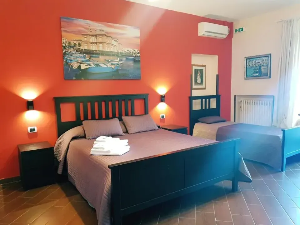 Photo 2 of 10, Airport Rooms - Bari