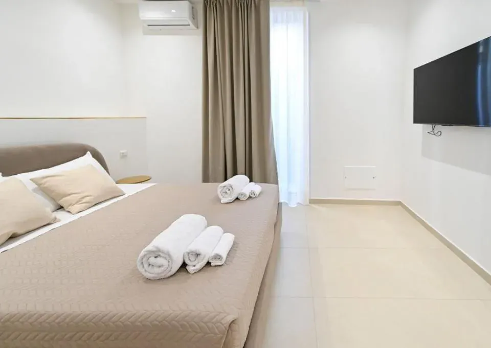 Photo 4 of 7, SeaRose Apartment