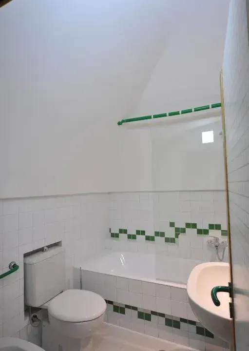 Photo 4 of 10, Gatto Bianco House