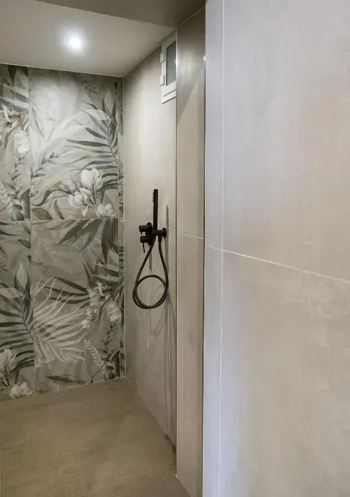 Photo 4 of 10, suite 18 luxury apartments