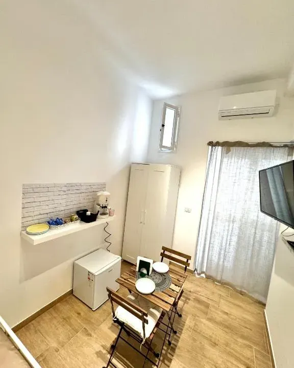 Photo 4 of 10, Bari annette room