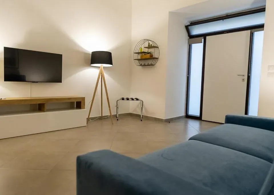 Photo 5 of 10, Trevisani 221 Apartments