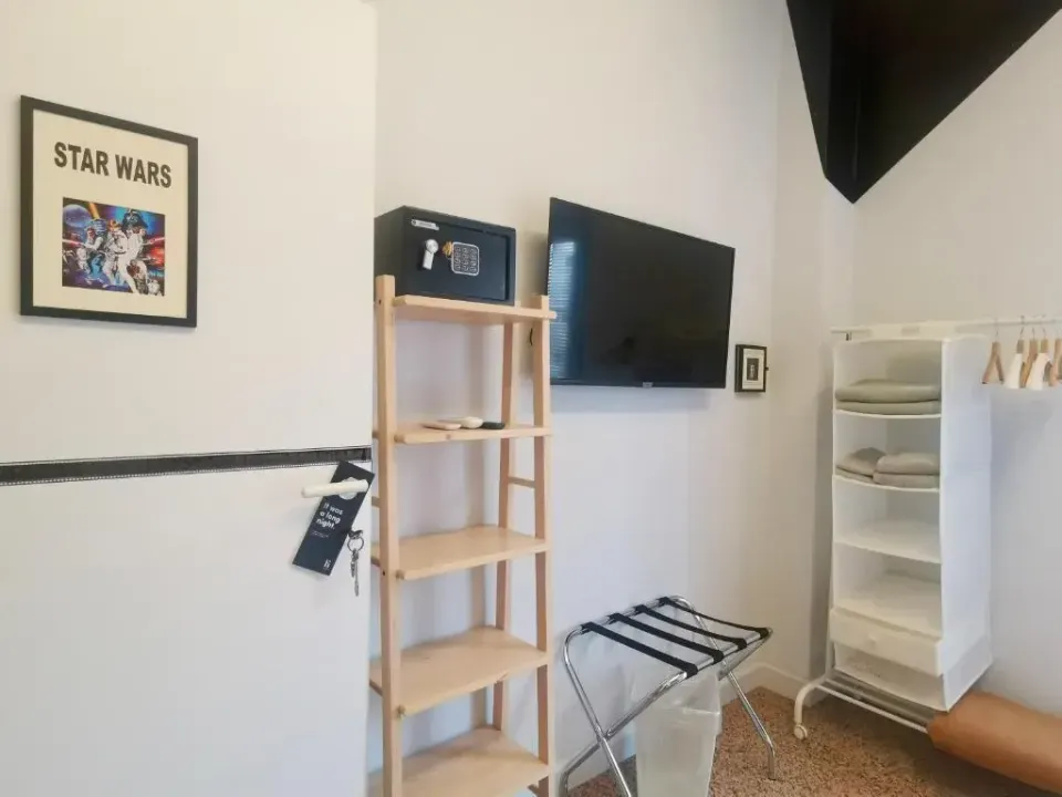 Photo 4 of 10, Red Carpet rooms