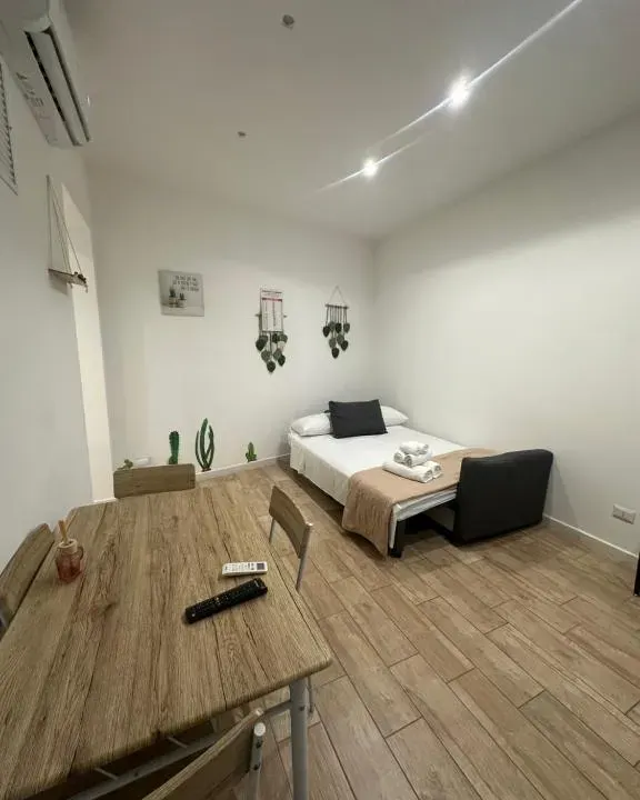 Photo 5 of 9, Brigata Regina Apartments