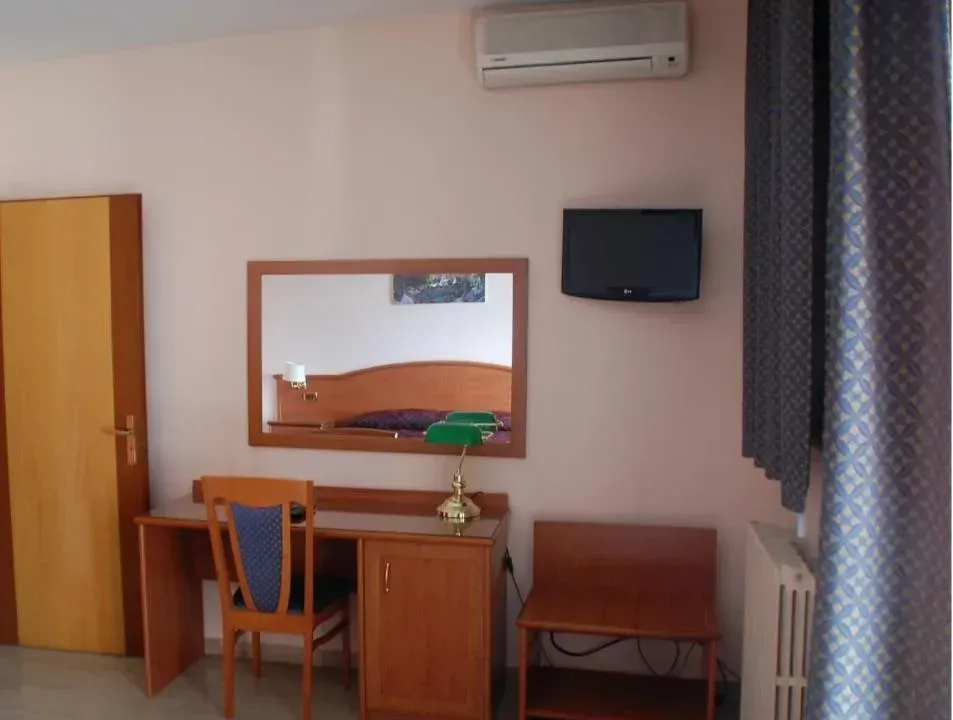 Photo 4 of 10, Campus Hotel