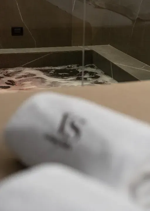 Photo 9 of 10, VS LUXURY SUITE with SPA