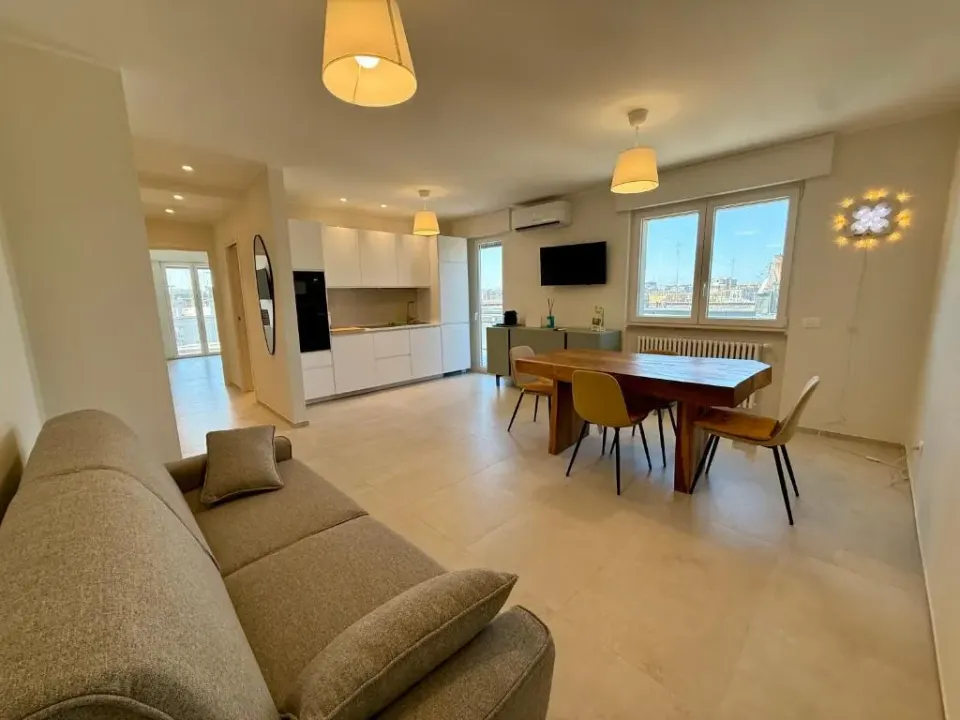 Photo 3 of 10, Sunset Luxury Home