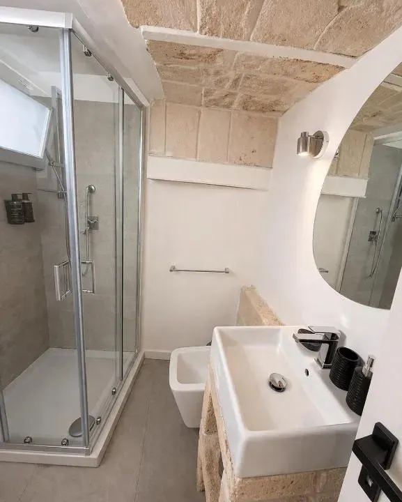 Photo 3 of 10, Bari LandLord 71 - Private Balcony Suites