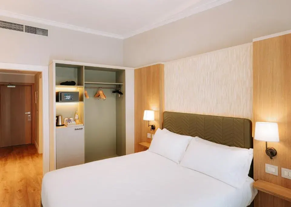 Photo 5 of 10, Mövenpick Hotel Bari