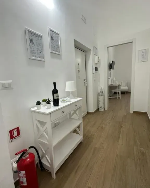 Photo 3 of 10, Apulia White House 59