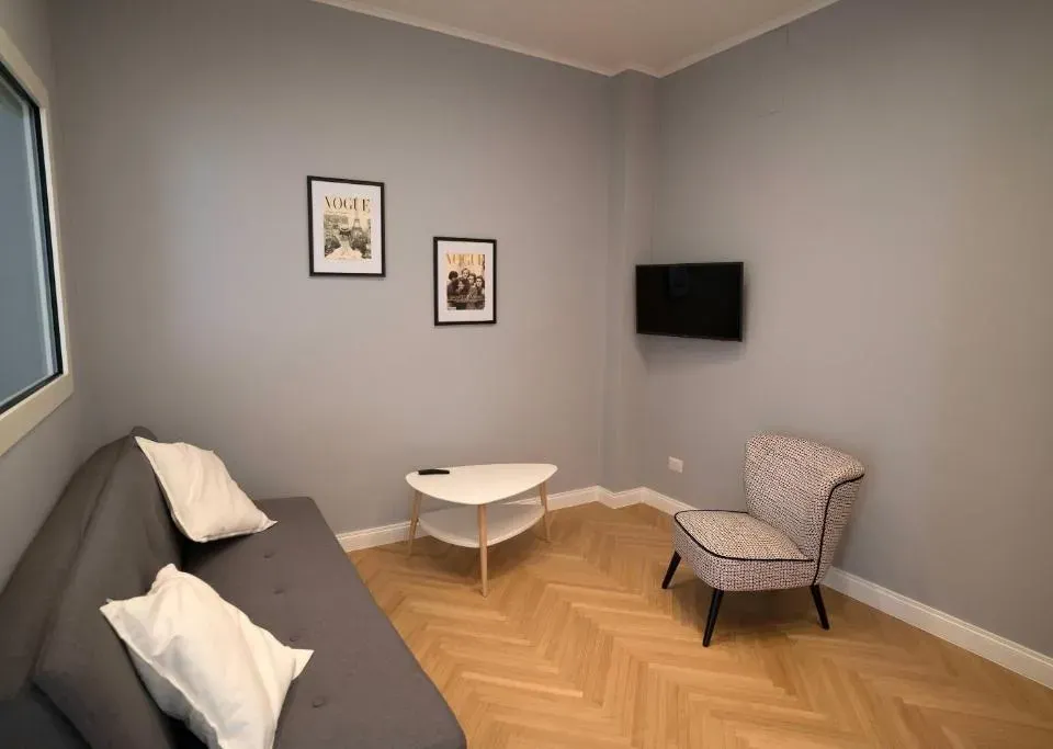 Photo 5 of 10, Room 56