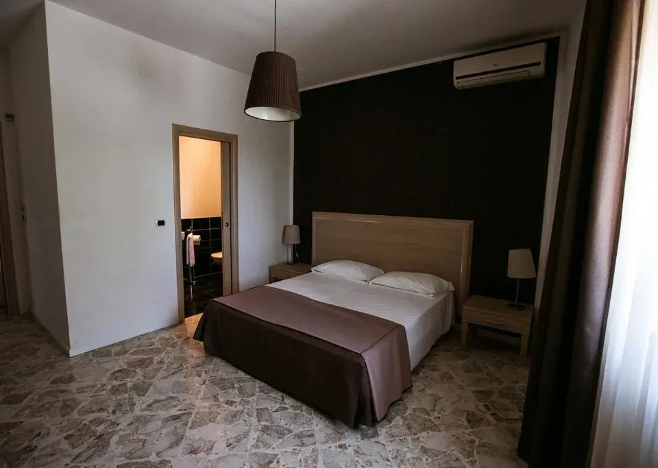 Photo 6 of 10, Villa Del Mar