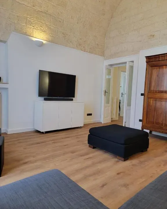 Photo 4 of 10, Central Station Apartment 1