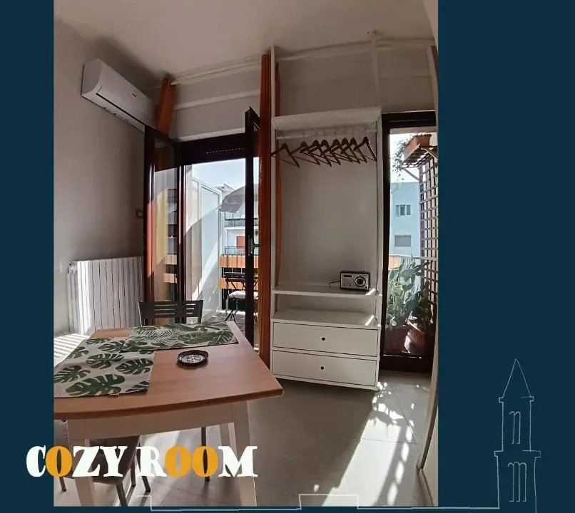 Photo 9 of 10, cozy room