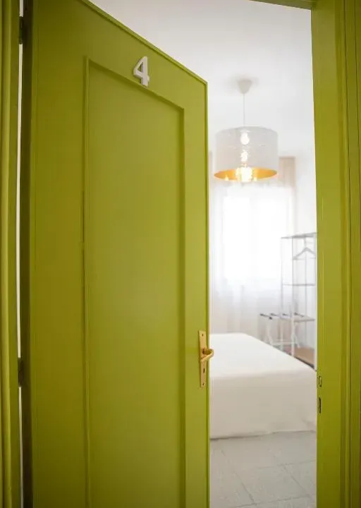 Photo 7 of 10, Green rooms