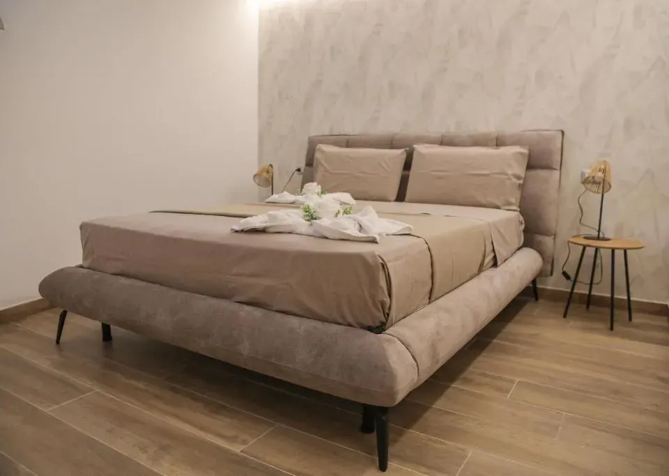 Photo 6 of 10, Luxury Regina 14