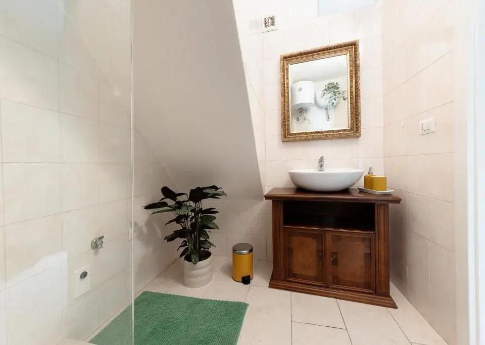 Photo 8 of 10, Santa Maria Suite