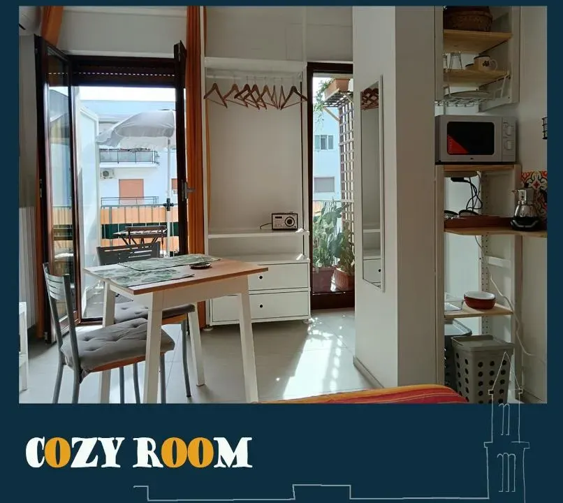 Photo 4 of 10, cozy room