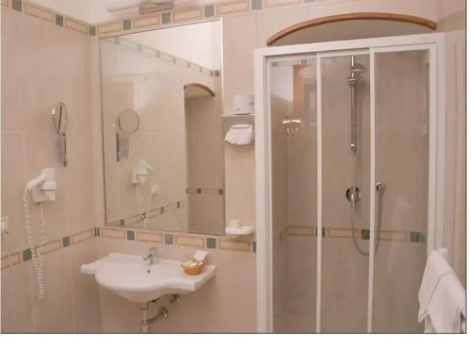 Photo 5 of 10, Hotel Adria