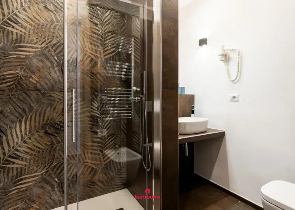 Photo 5 of 10, Barirooms - Urban 163