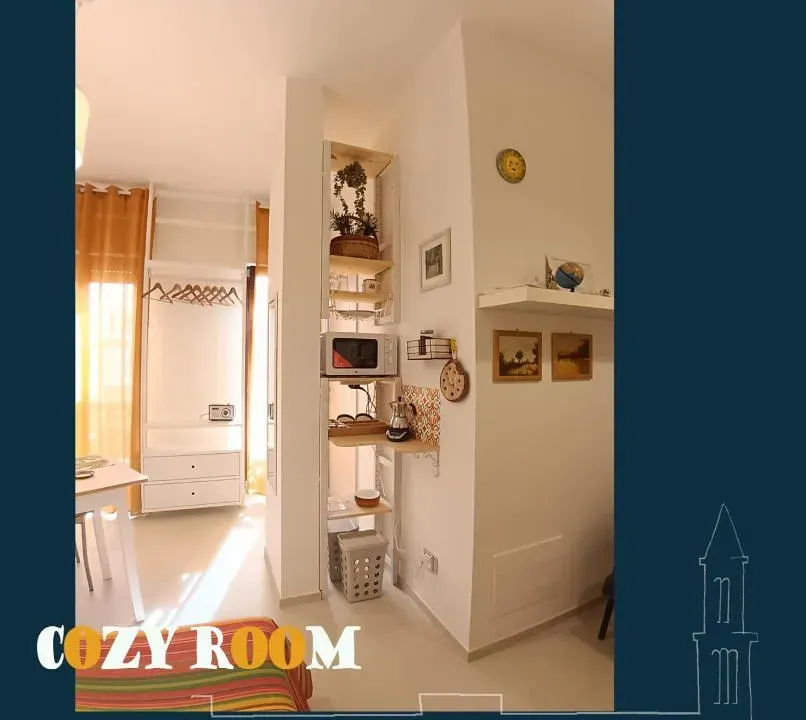 Photo 3 of 10, cozy room