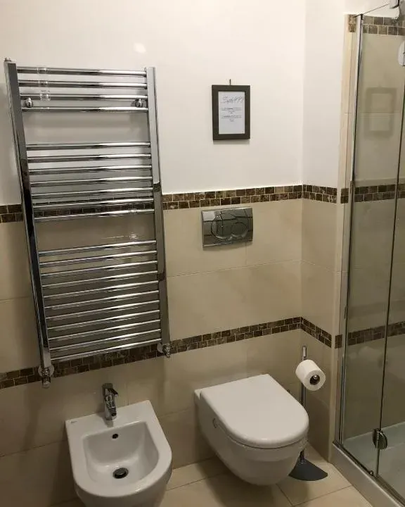 Photo 9 of 10, Suite 999
