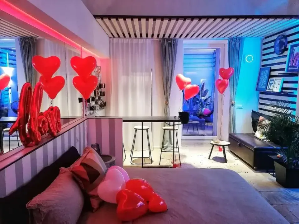 Photo 7 of 10, Hello Gorgeous Suite Bari
