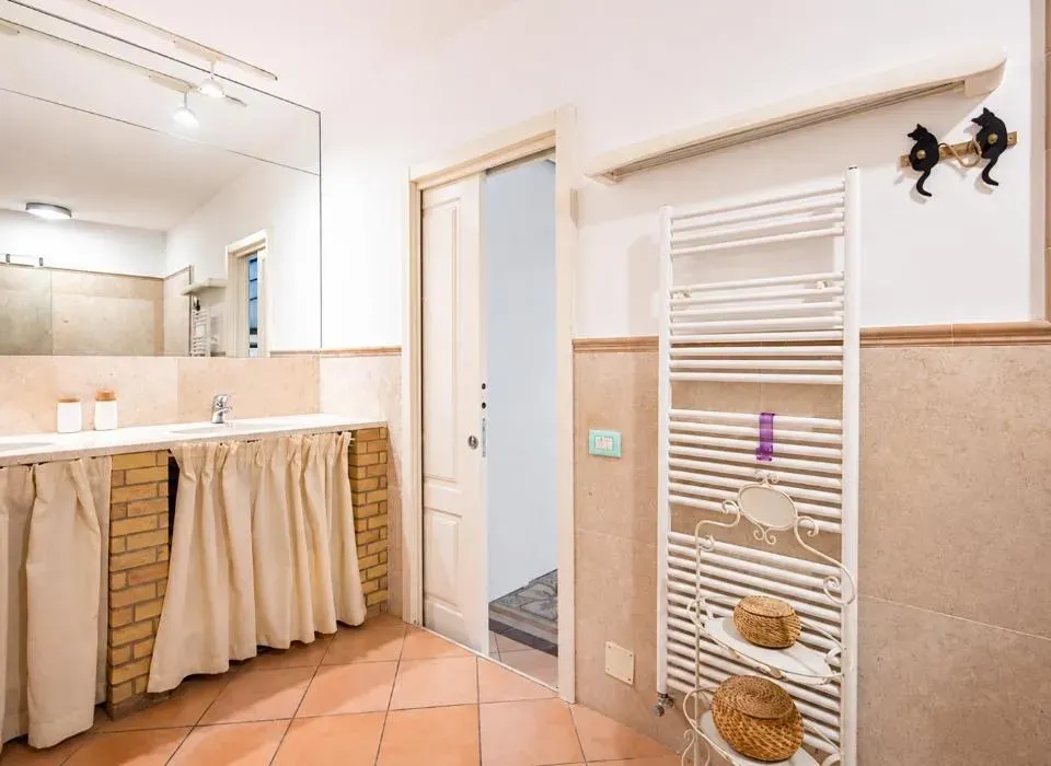 Photo 8 of 10, Lydian Suite