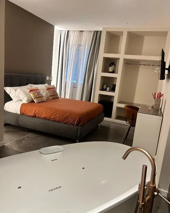 Photo 9 of 10, Morris Rooms