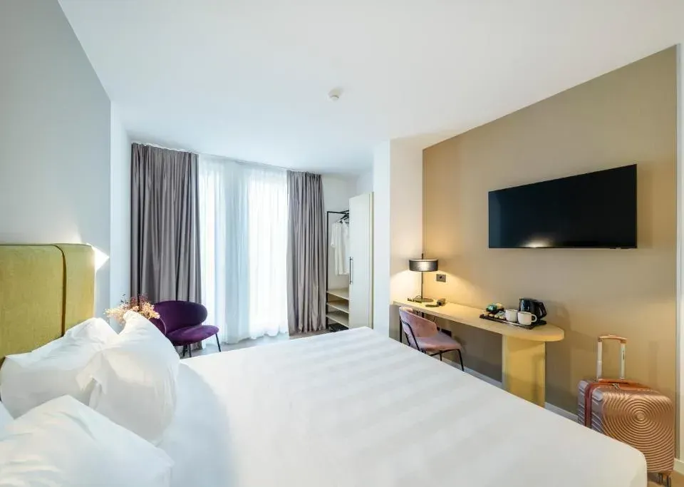 Photo 3 of 10, BISCARDI Hotel