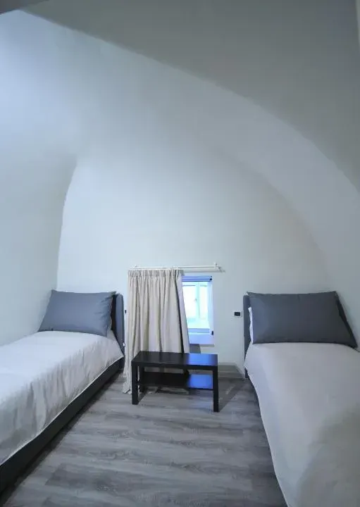 Photo 3 of 10, Gatto Bianco House