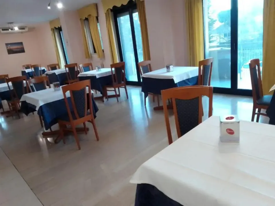 Photo 7 of 10, Campus Hotel