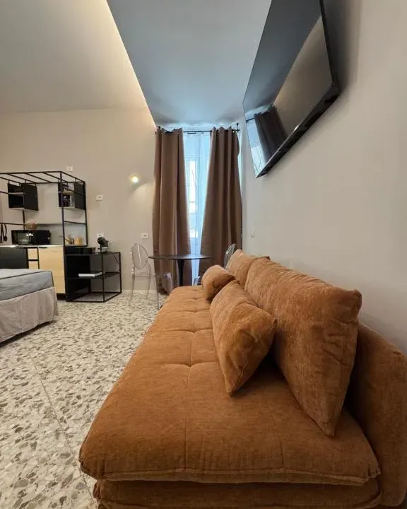 Photo 8 of 10, Bari LandLord 15