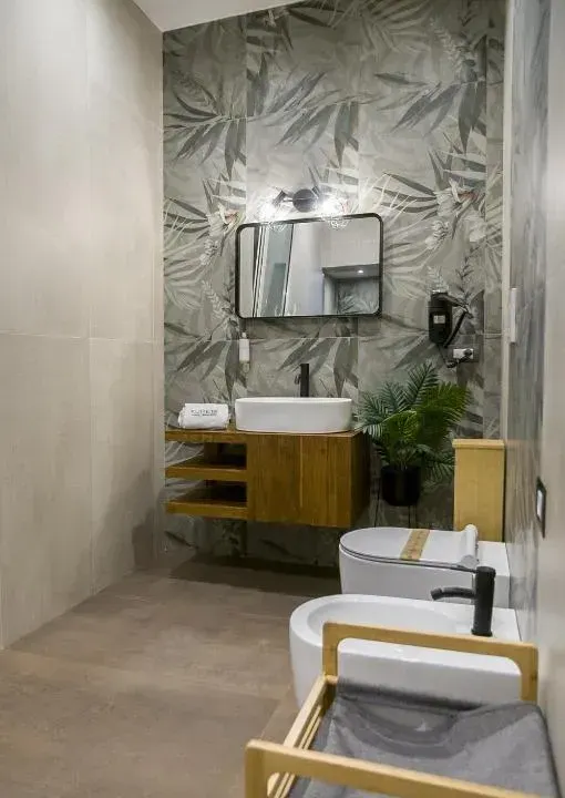 Photo 3 of 10, suite 18 luxury apartments