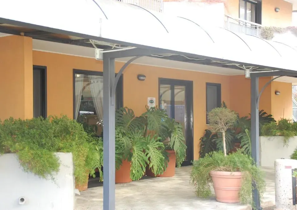 Photo 9 of 10, Campus Hotel